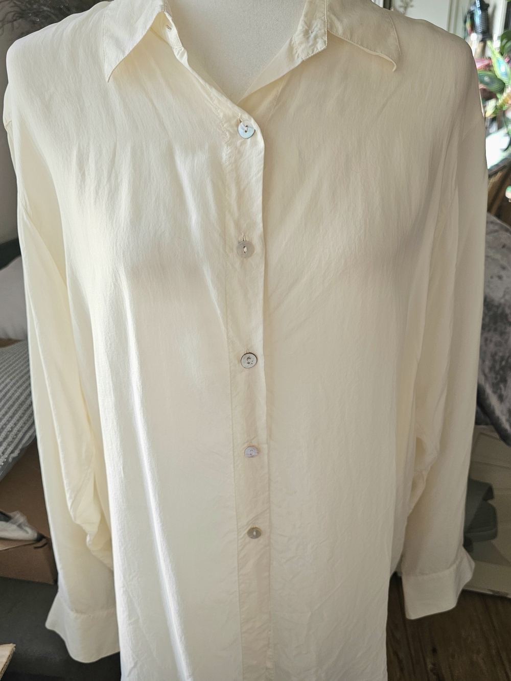 Jones Studio Cream Button-Down Collared Long Sleeve Shirt